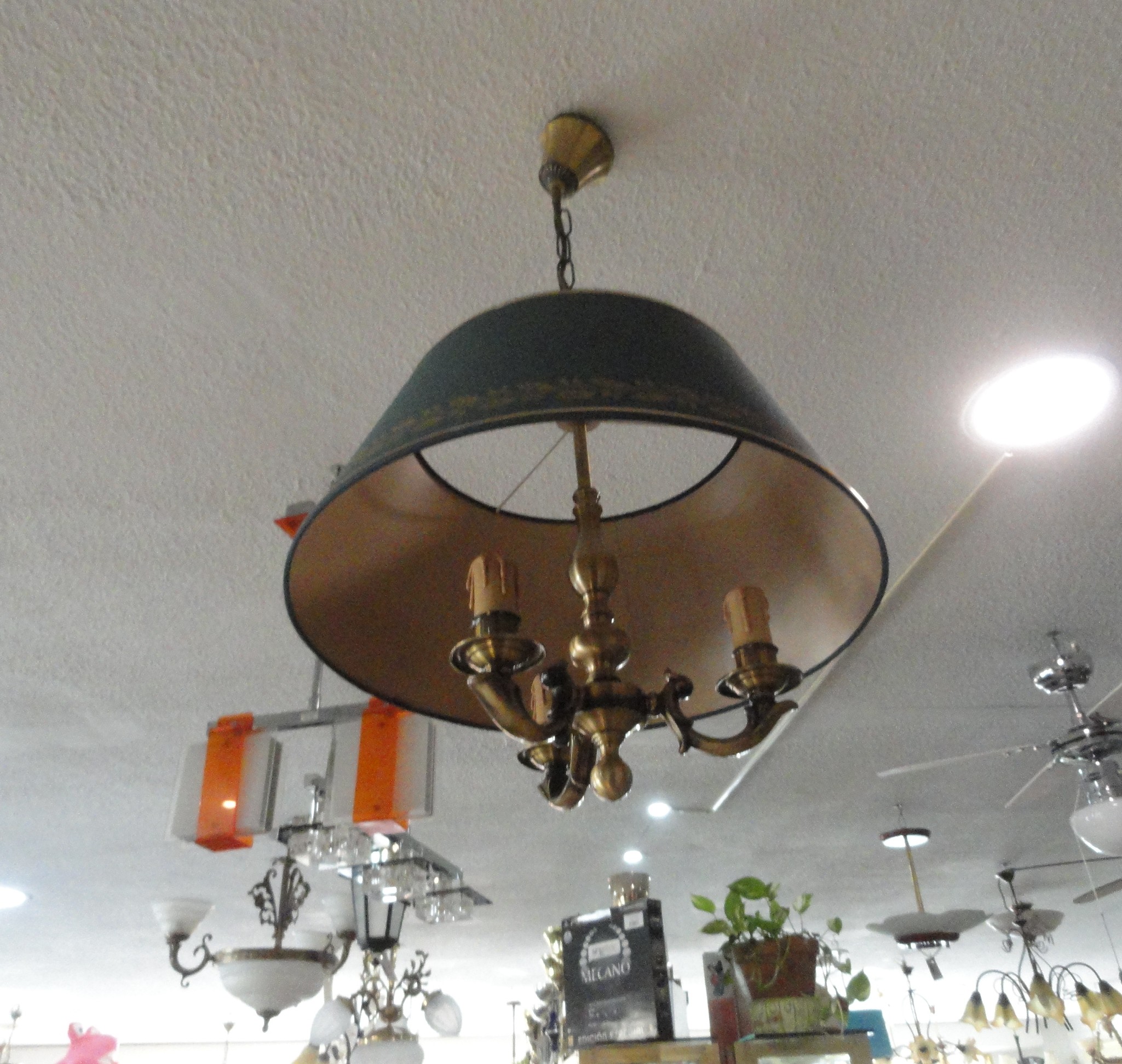 LAMPARA CLÁSICA TULIPA-METAL, DE TRES LUCES, MUY COQUETA Y ORIGINAL, PVP 38.50€