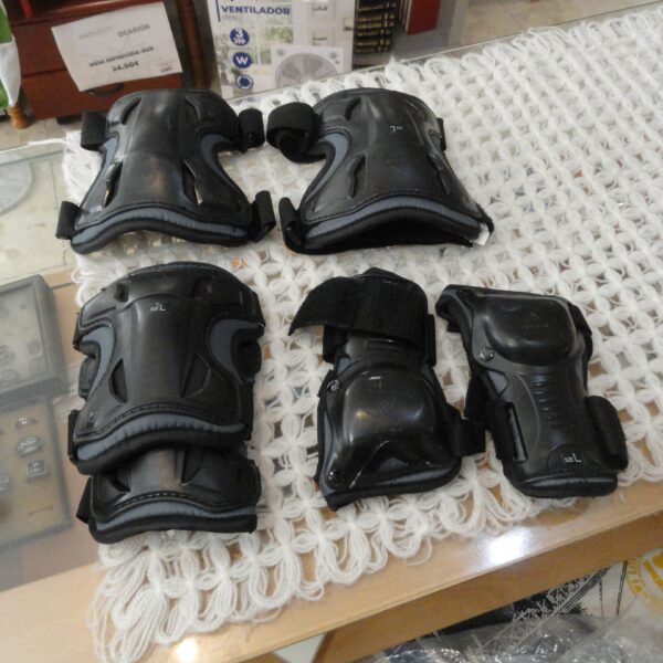 PROTECTORES PATINAJE FIREFLY TALLA L, APENAS DOS USOS, CASI NUEVOS, PVP 14.50€